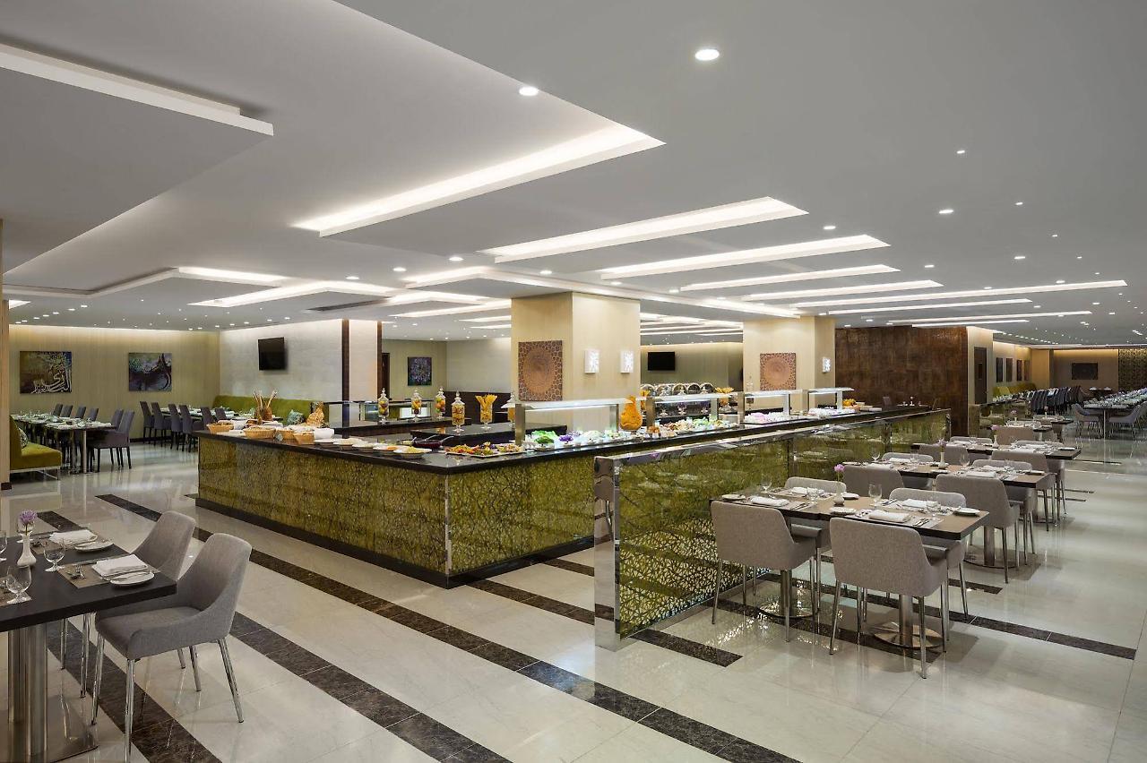 M Hotel Makkah By Millennium Mekka Eksteriør billede The hotel's breakfast buffet