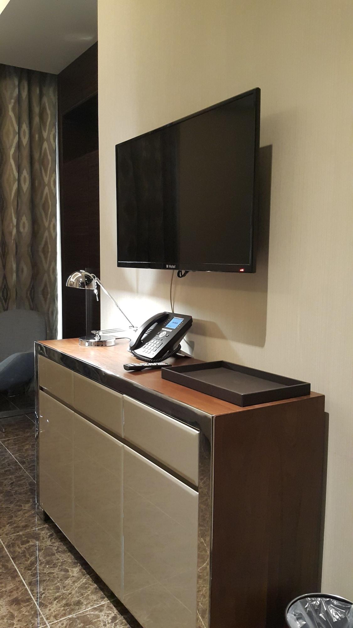 M Hotel Makkah By Millennium Mekka Eksteriør billede A television and telephone in a hotel room