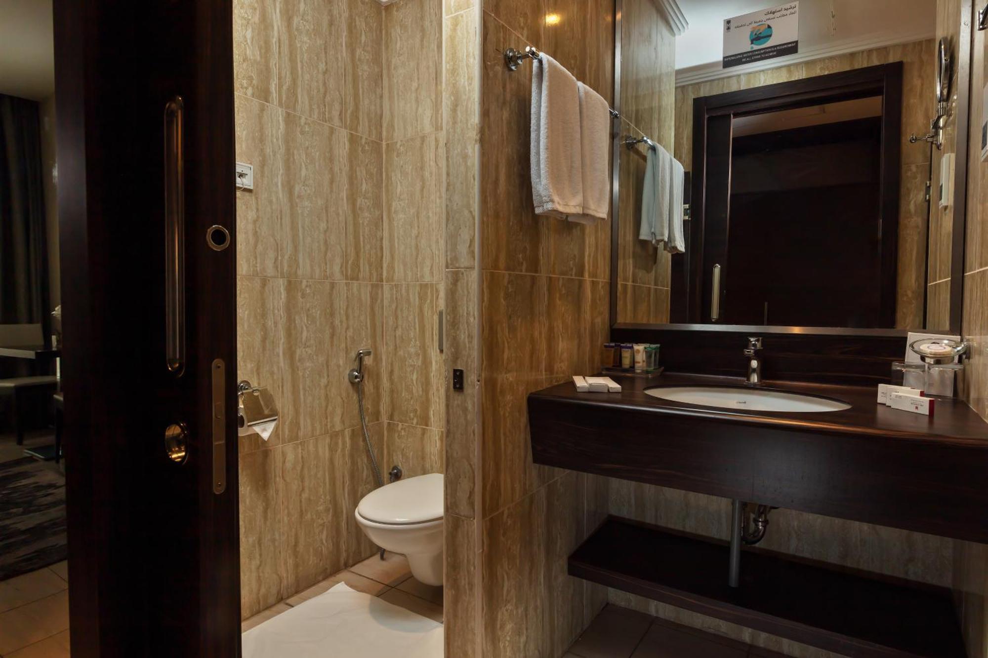 M Hotel Makkah By Millennium Mekka Eksteriør billede A bathroom at the hotel