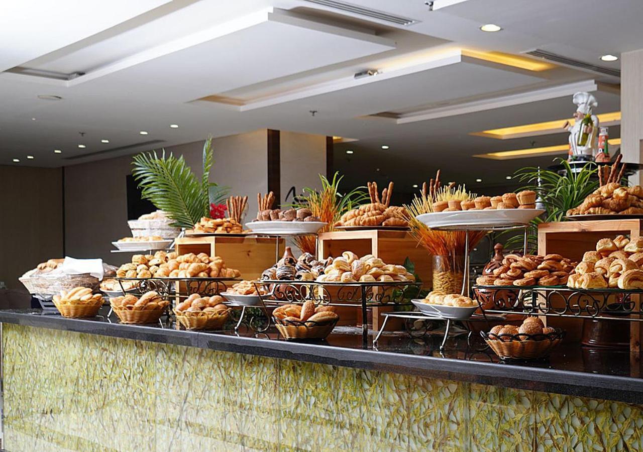 M Hotel Makkah By Millennium Mekka Eksteriør billede Breakfast buffet at the hotel