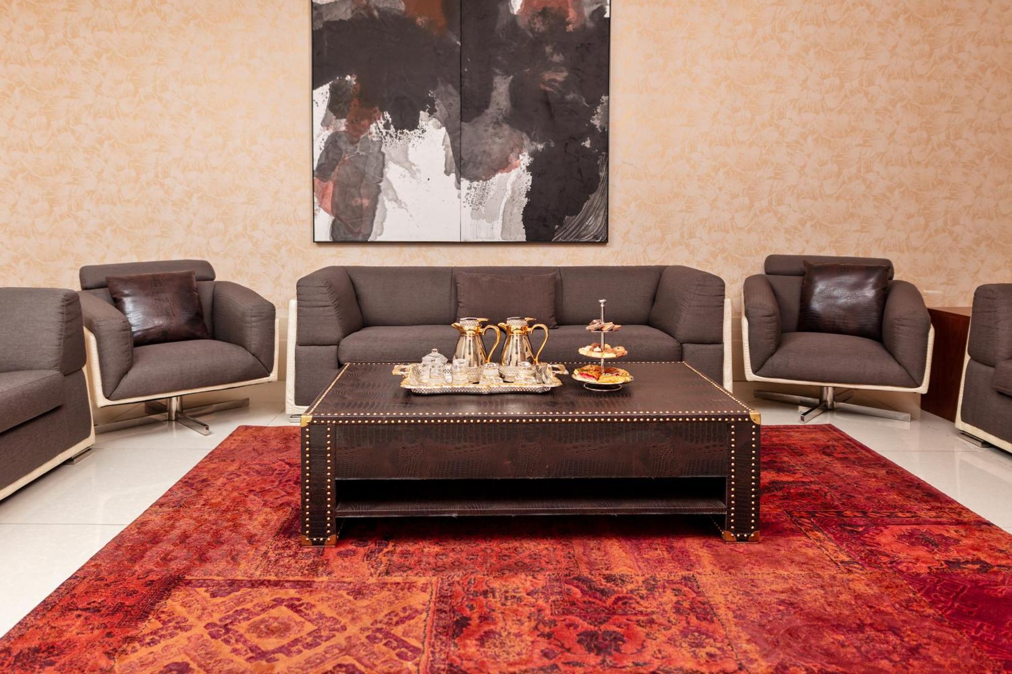 M Hotel Makkah By Millennium Mekka Eksteriør billede A coffee table with a leather top