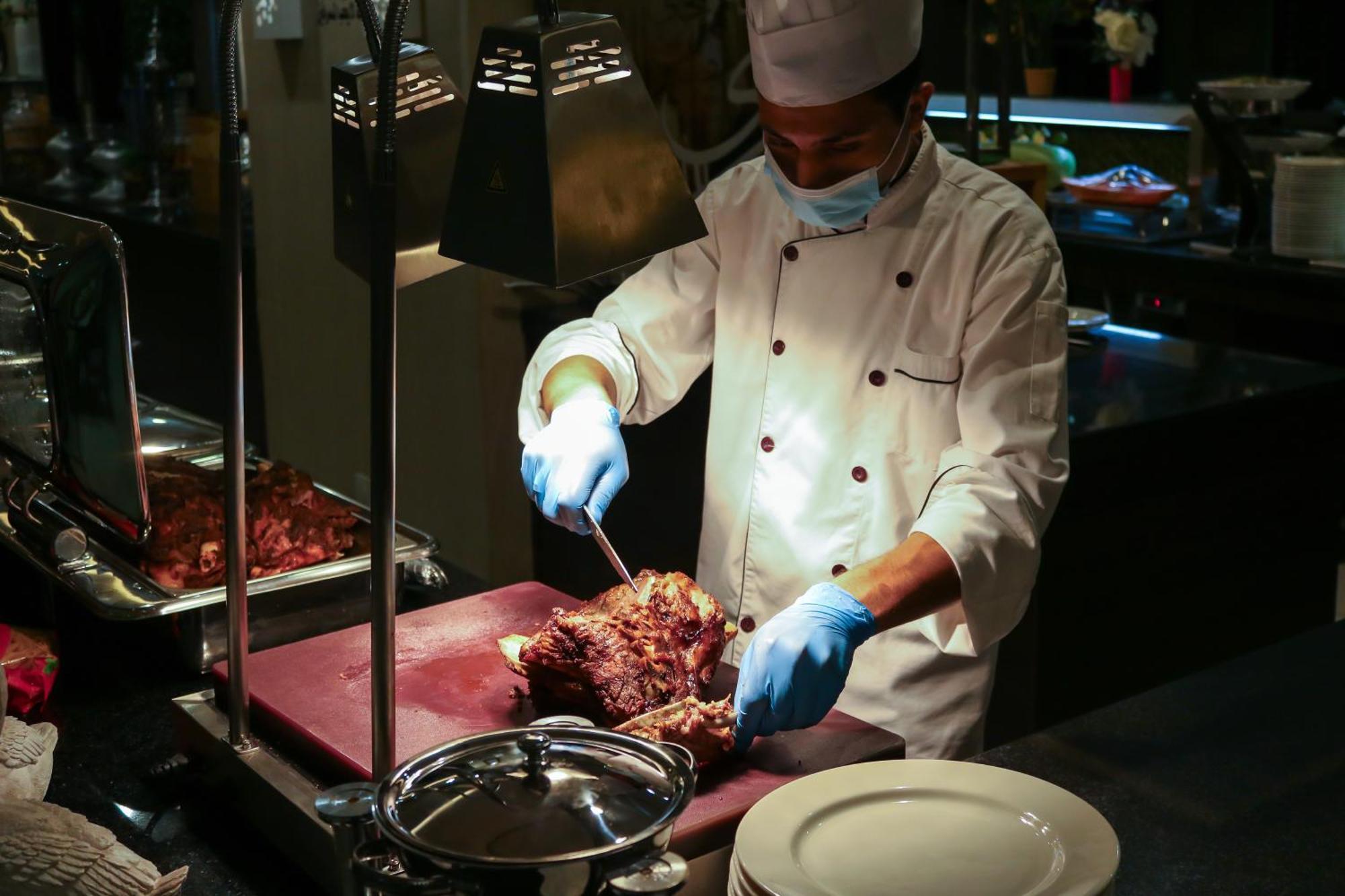 M Hotel Makkah By Millennium Mekka Eksteriør billede A chef cooking at a buffet