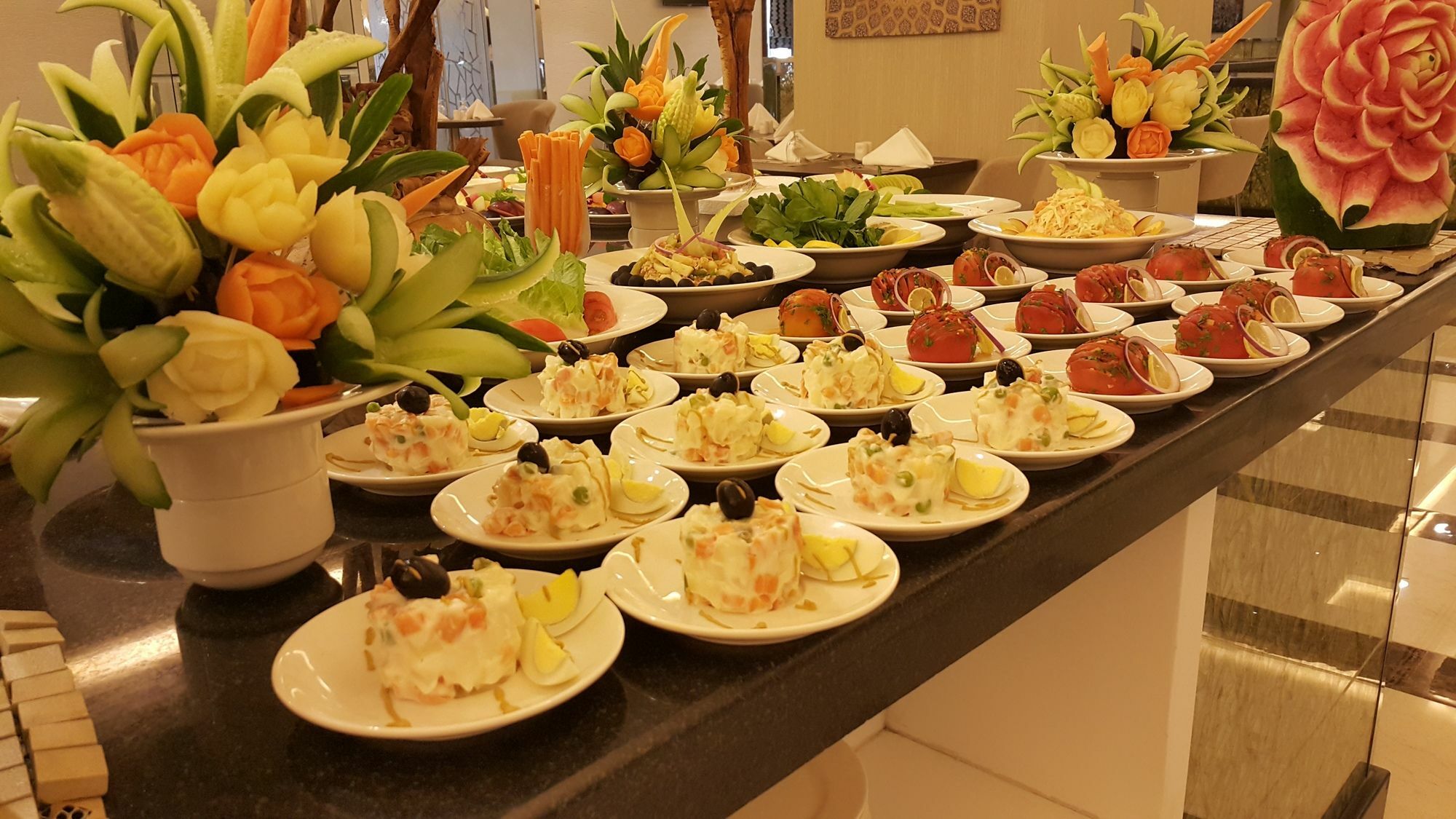 M Hotel Makkah By Millennium Mekka Eksteriør billede A buffet at a luxury hotel in Vietnam