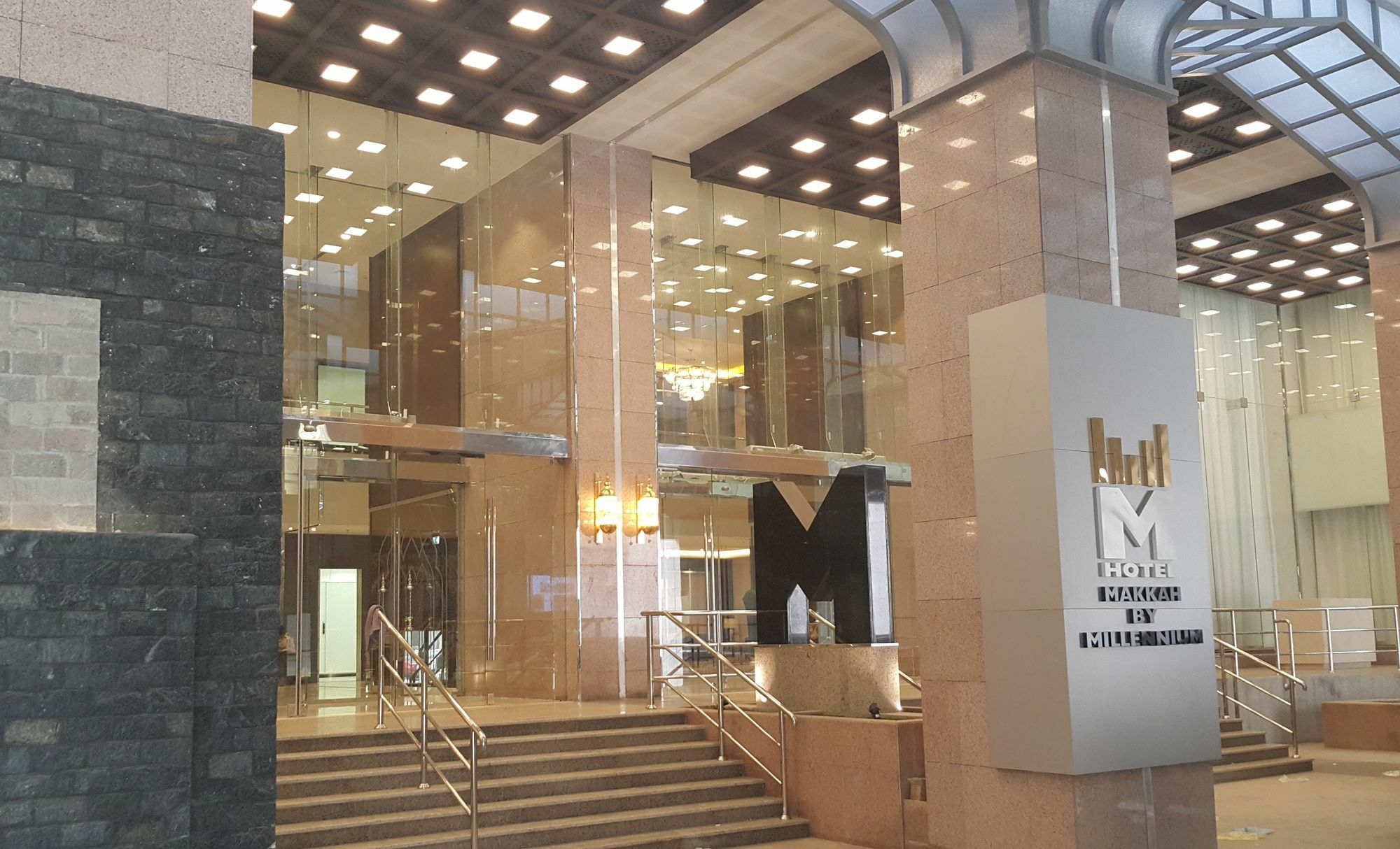 M Hotel Makkah By Millennium Mekka Eksteriør billede The hotel entrance